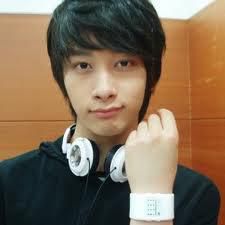 data nasteri:11 febroarie 1990
 greutate: 75 kg
tip sange: 184 cm
varsta: 22 hwang chan sung